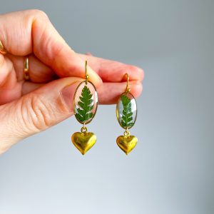 Farn Ohrringe mit Herzanhänger, golden