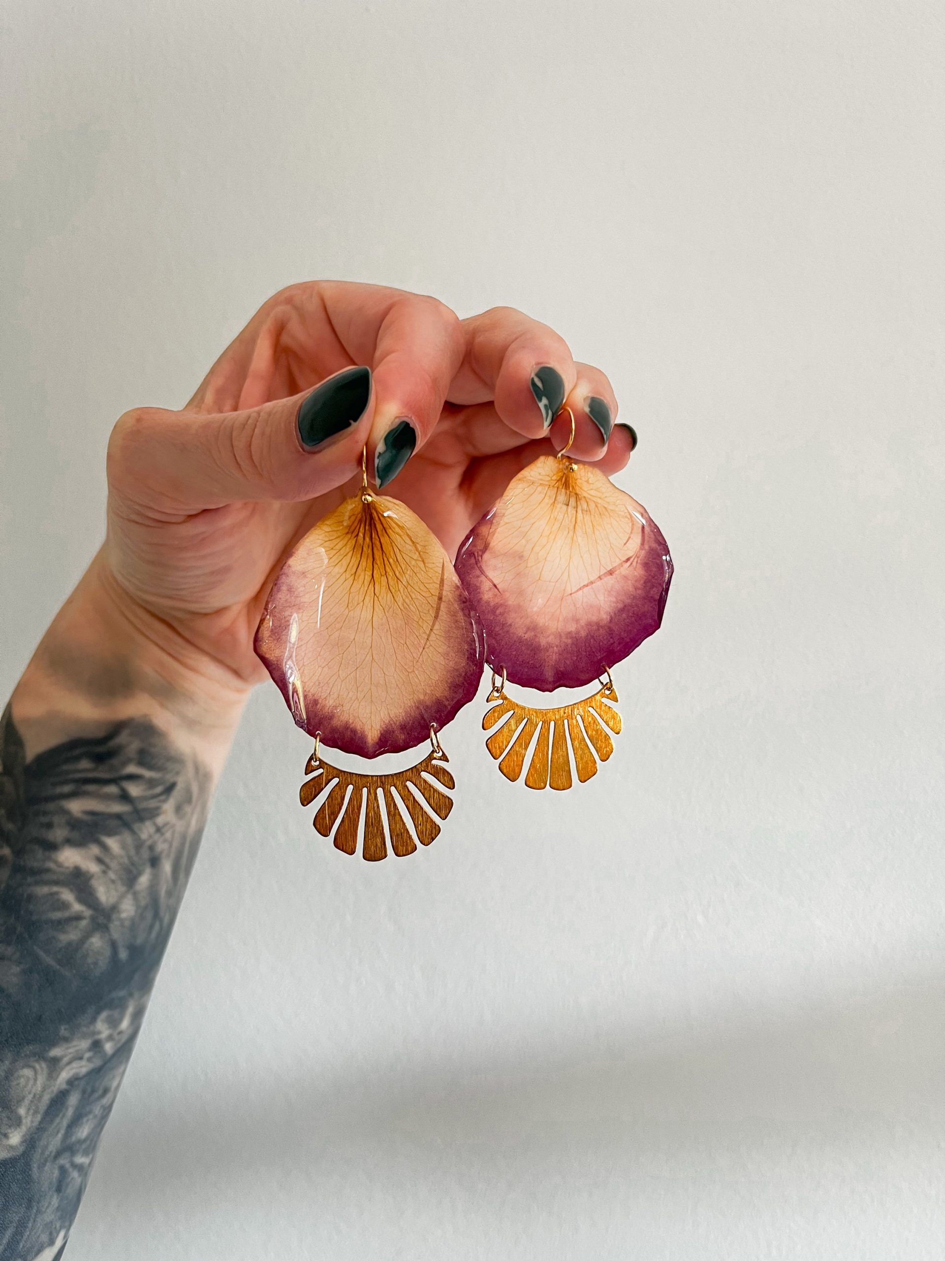 Rosenblätter Ohrringe mit Sonnenanhänger, golden